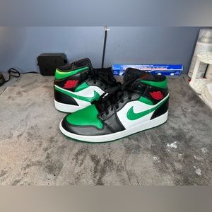 Jordan Retro 1 “Pine Green” Mid